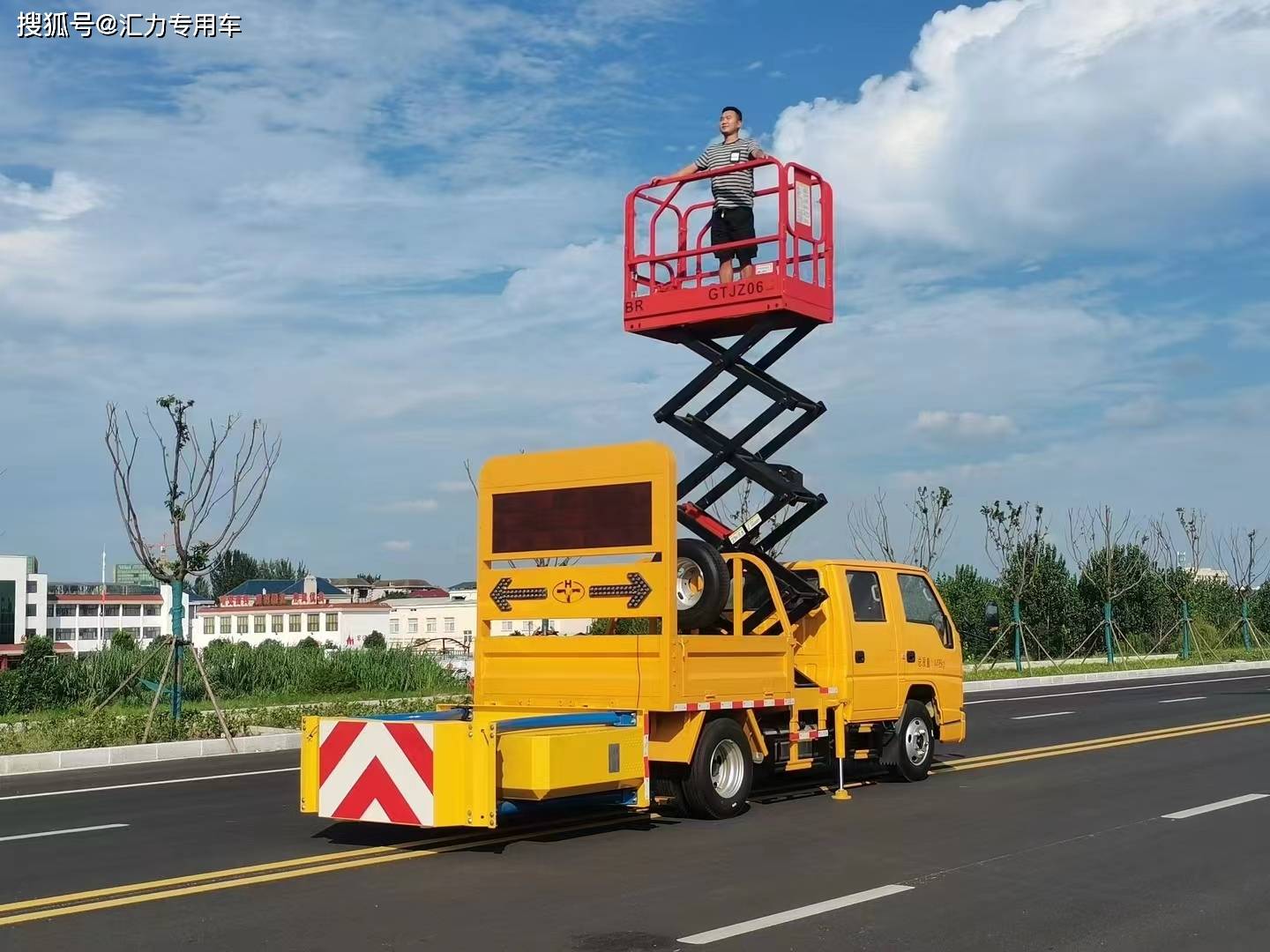 減速防撞緩沖車與高速搶修防撞車的價格及其與救護(hù)車的應(yīng)用對比